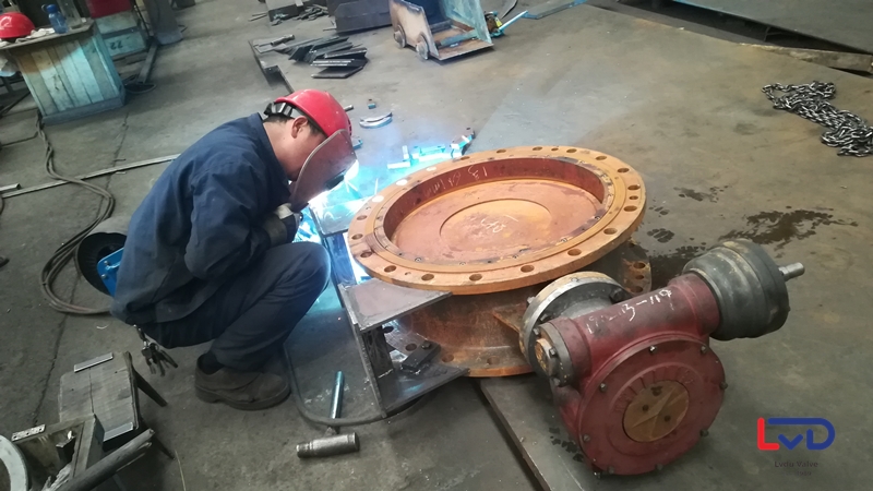 鋁都閥門DN600雙偏心法蘭蝶閥站腳、起吊環焊接加工現場