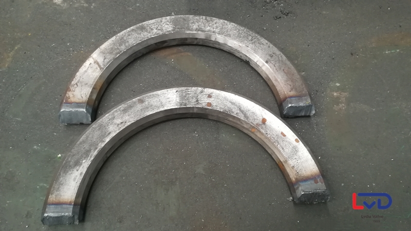 鋁都閥門DN600法蘭蝶閥站腳、起吊環焊接加工現場